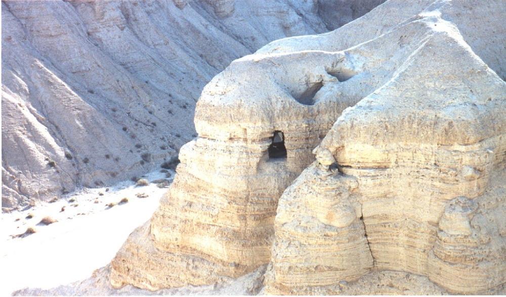 In 1947 stuitte een bedoeïen in een grot nabij Qumran op een aantal rollen. Zonder idee van de onschatbare waarde, verkocht hij ze door aan een antiekhandelaar.