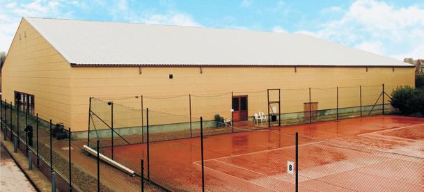 214 Hall de tennis à Knokke Heist En un temps record les 3 terrains existants ont été couverts par la construction d un hall de 36 x 48 mètres.