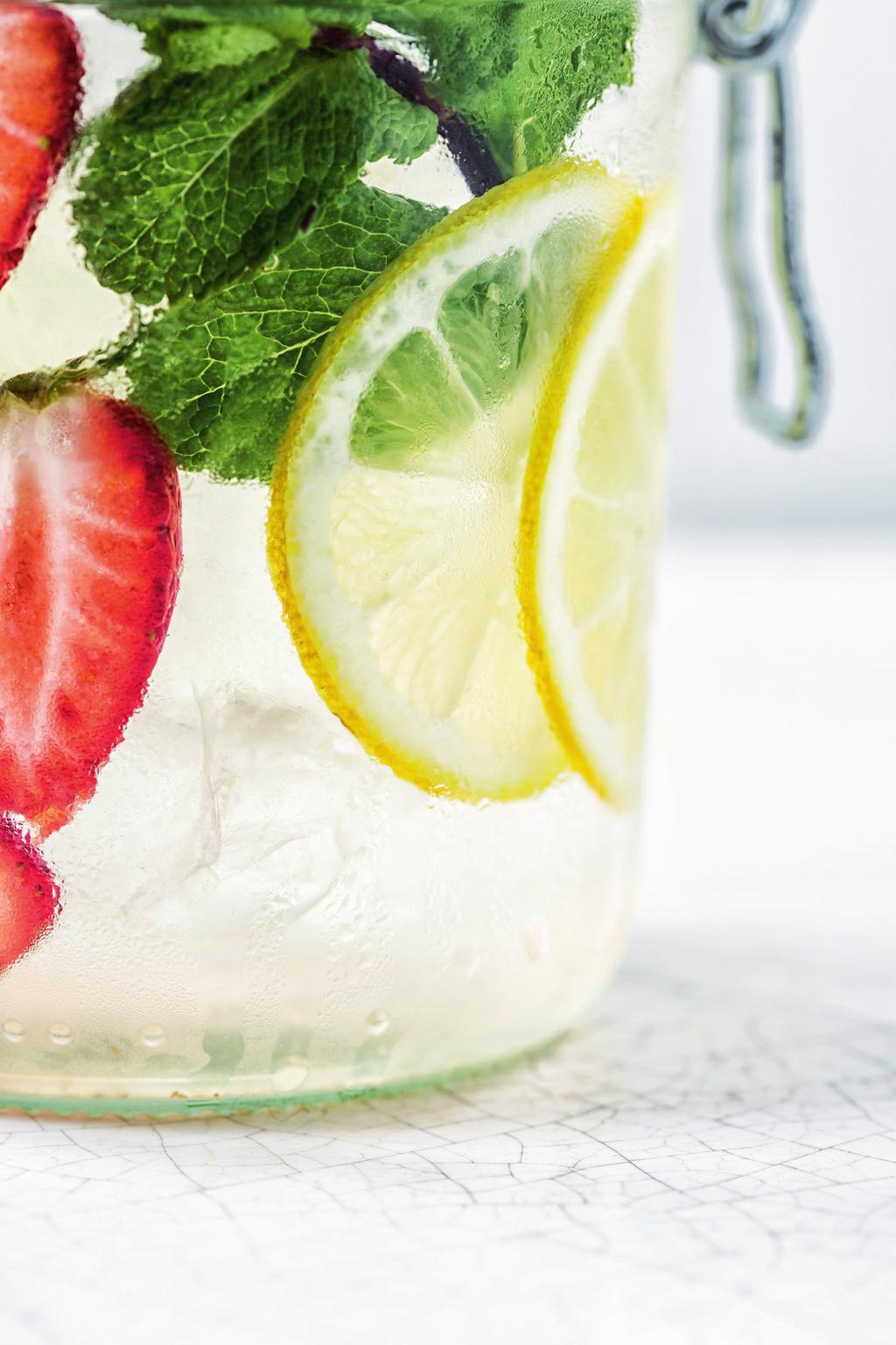 Detox water BEREIDING - Kies bij voorkeur biologisch geteelde vruchten, groenten en kruiden. Borstel ze onder koud water schoon en laat de schil als bron van vitaminen intact.