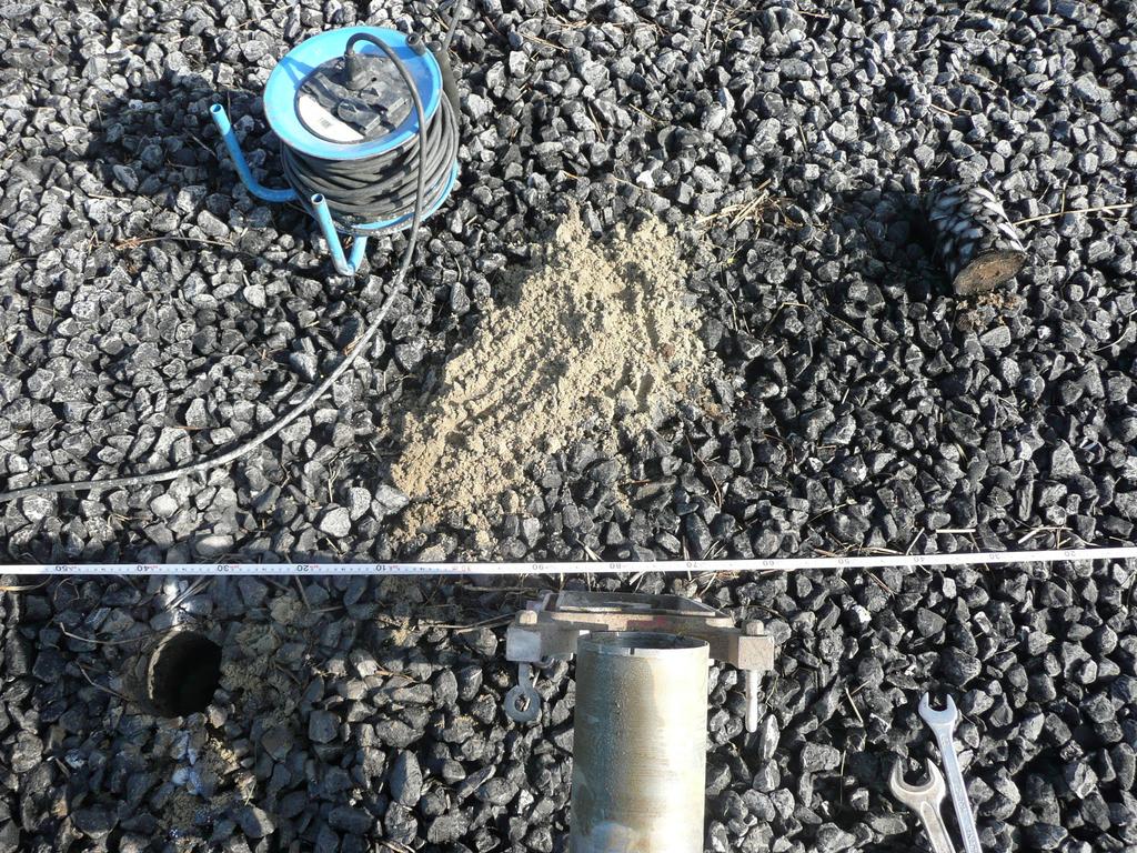 In dit geval is er geboord door 16 cm fixstone bekleding. Daaronder werd droog zand aangetroffen. 5.