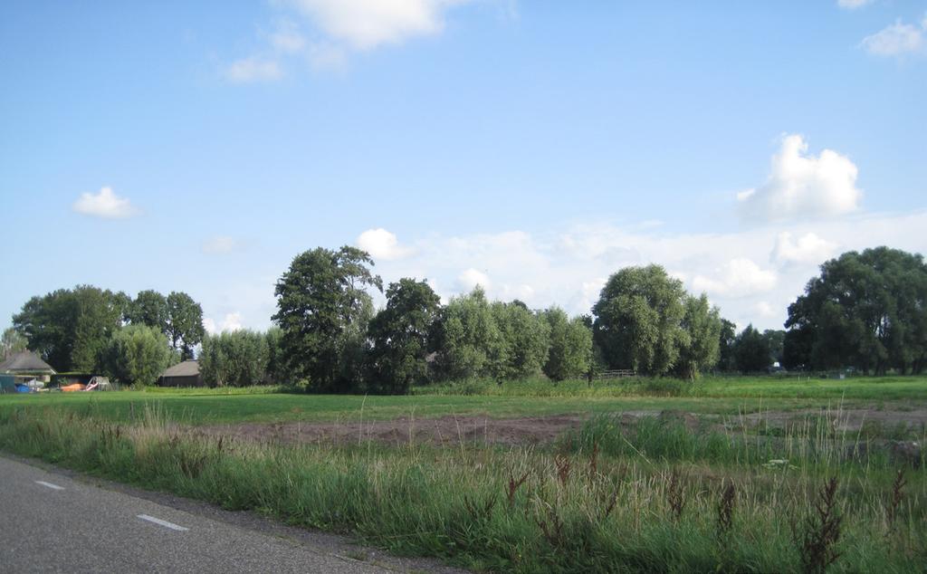 De Eekterweg aan de zuidzijde van de zandrug vormt een scherpe grens met de polder. Van oorsprong lagen deze boerderijen op de grens van de hoge akkers op de zandrug en lage weidegronden in de polder.