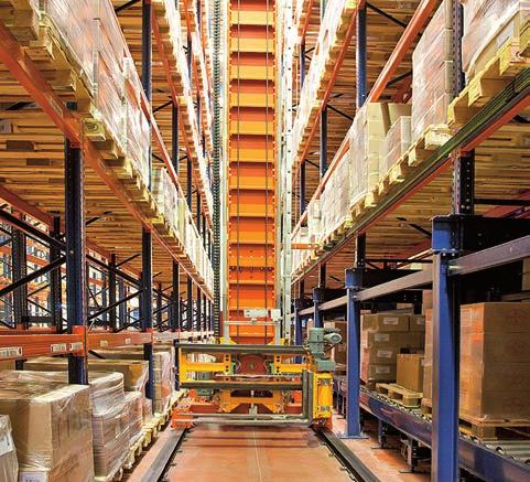 Ladingen op pallets X Automatische, trilaterale goederenlift 3 De perfecte oplossing om conventionele stellingen tot 15 m hoog te