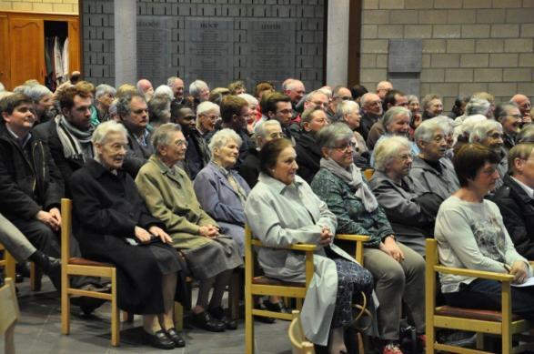 130 Meelevende christenen vieren zingend en biddend mee.