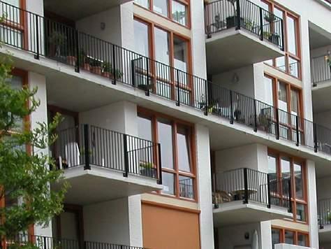 variatie ontstaat door het gebruik van verschillende kleuren en materialen in de gevel duidelijke relatie tussen indeling winkelplint en gevel balkons en loggia s zorgen voor variatie in de gevel en