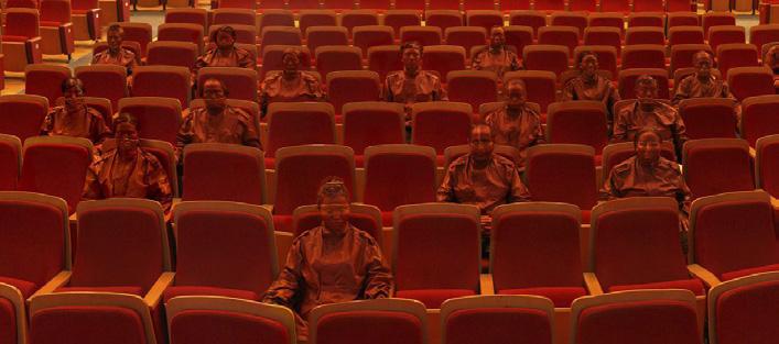 EXTRA EDUCATIE TJERK WORDT EEN BERK Beste Leerkracht, Red Theatre, een poging om hemzelf en 22 anderen te laten verdwijnen in de rode stoelen van een theater in Beijing.
