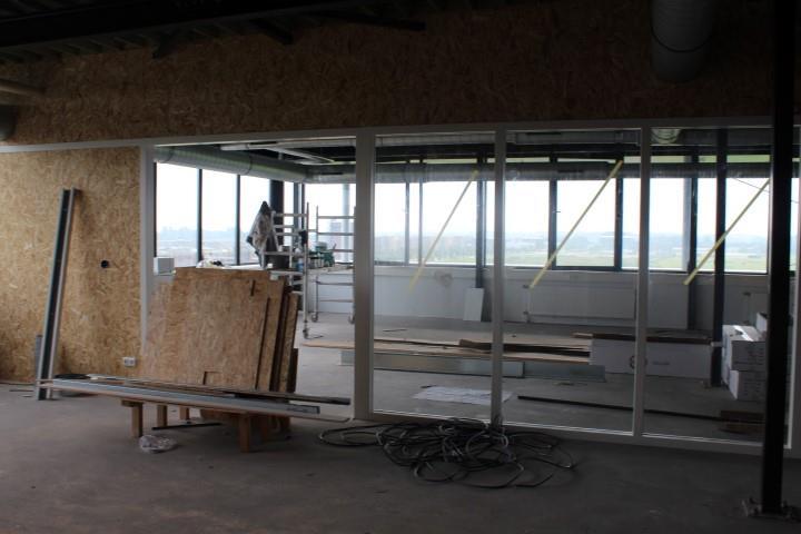 ! Na een vakantie waarin op school hard is doorgewerkt (ons nieuwe atelier is bijna klaar, het trappenhuis is bekleed, er zijn nieuwe presentatie-schermen opgehangen, de Zomerschool heeft weer