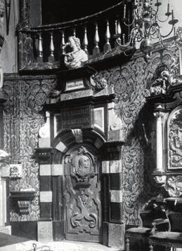 pleisterlaagje op de reliëfs en het borstbeeld van Sint-Ambrosius, overigens de enige kerkvader van wie de buste niet uit terracotta maar uit Avesnesteen vervaardigd werd.