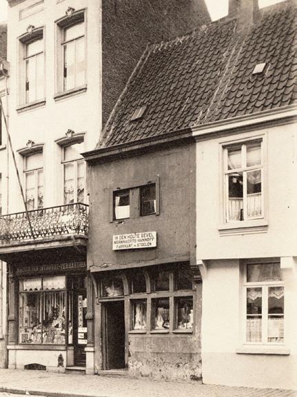 Hanswijkstraat 52 in de eerste helft van de 20ste eeuw. De vergelijkbare houtbouw aan de rechterzijde werd in de jaren 1950 vervangen door een nieuwbouwwoning.