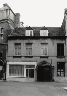 op te richten. In 1890 lieten zij een klooster en een schoolgebouw optrekken in de Lange Ridderstraat, op een terrein tussen de Klemvliet en de hoek met de Korte Ridderstraat.