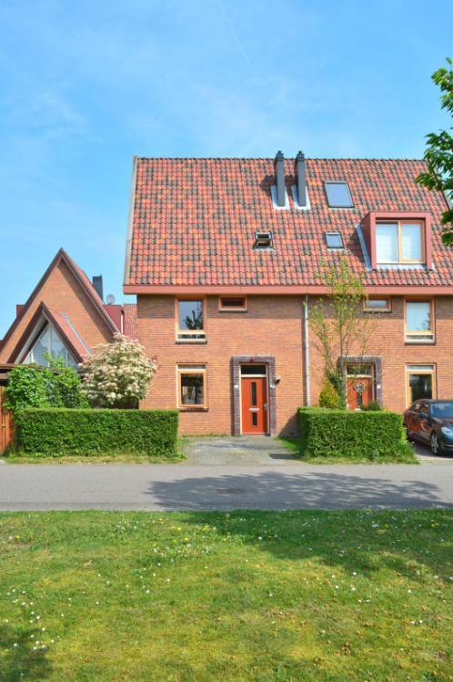 Bent u op zoek naar een ruime en onder architectuur gebouwde twee-onder-één kapwoning op loopstand van winkelcentrum Vleuterweide? Dan bent u bij deze woning aan het juist adres.