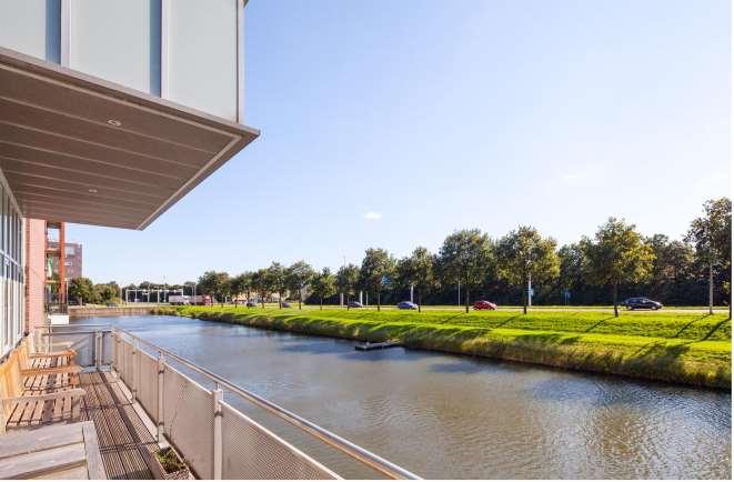 "La Vitesse" is een net afgewerkt kantoorgebouw gelegen op uitstekende zichtlocatie aan de ring van Zwolle, het gebouw is gelegen op kantorenpark Hanzeland Het kantorenpark Hanzeland is de