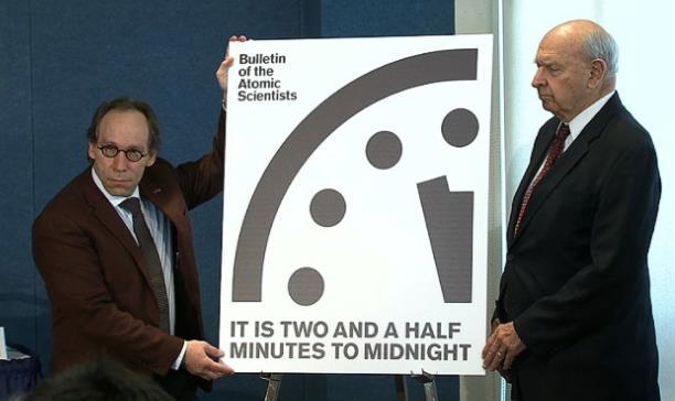 Doomsday clock De doemdagklok wordt al sinds 1947 bijgehouden. Deze symbolische klok wordt bijgehouden door het Bulletin of the Atomic Scientists die gevestigd is in de universiteit van Chicago.