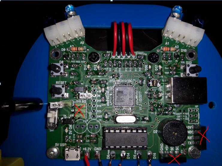 laten solderen. Soldeerhandleiding en nascholing volgen nog. De drie connectoren met een rood kruis (voor LCD, Bluetooth en Servomotor) zitten niet mee in het pakket met standaardonderdelen.