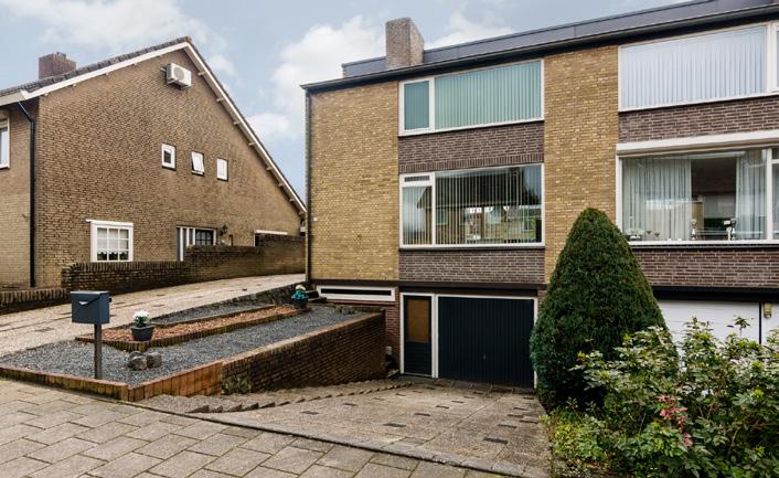 thuis in Oosteind Sterke punten van het huis 2-onder-1-kapwoning met grote oprit Royale kelder met diverse ruimtes Riante