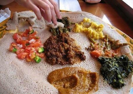 Voeding in Eritrea 3 keer per dag eten Eénzijdig voedsel Voedsel afhankelijk van het weer veel droogte Veel olie en vet Vlees is duur (geen varkensvlees) Weinig zuivel (melk,