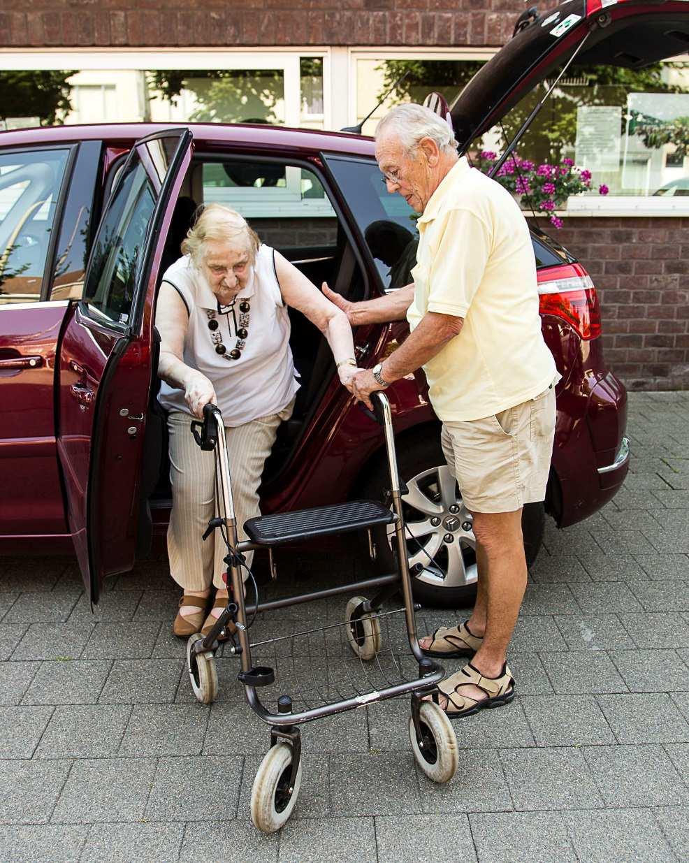 5.3. Vervoer 5.4. Telefoonster Bent u minder mobiel, dan zorgen wij (in de mate van het mogelijke) voor vervoer van en naar het lokaal dienstencentrum, de bank, de apotheek, de post of familie.