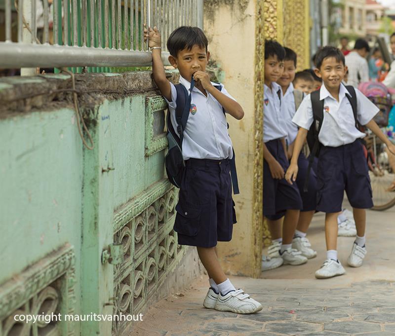 Kinderen in Cambodja dragen blauw witte kleding.