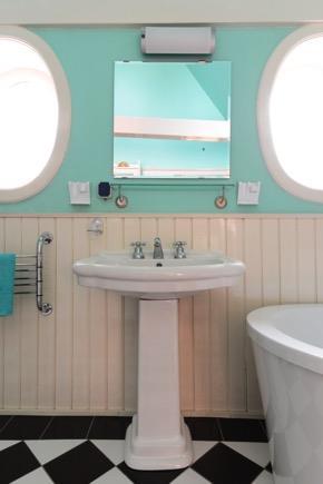De luxe badkamer is voorzien van een vrijstaand bad, klassieke wastafel en inloopdouche betegeld met een witte