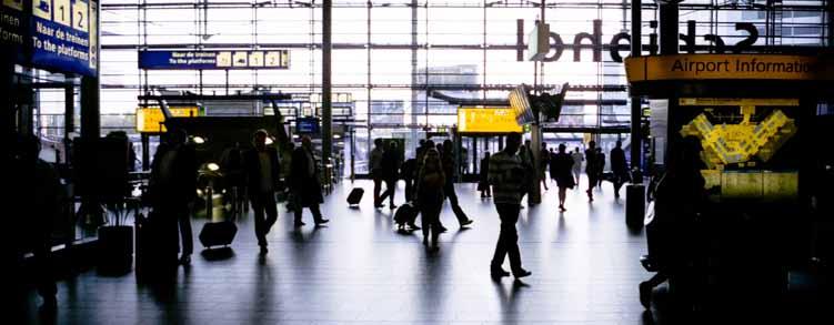 Schiphol Plaza (foto: E. Martinez - www.flickr.com) om bestaande knelpunten weg te nemen en ruimte te bieden voor groei van de luchthavens.