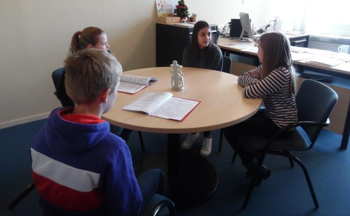 Mediatie vreedzame school Op de Triangel zijn we bezig met vreedzame school. Nu hebben een paar kinderen de taak gekregen om mediator te zijn.