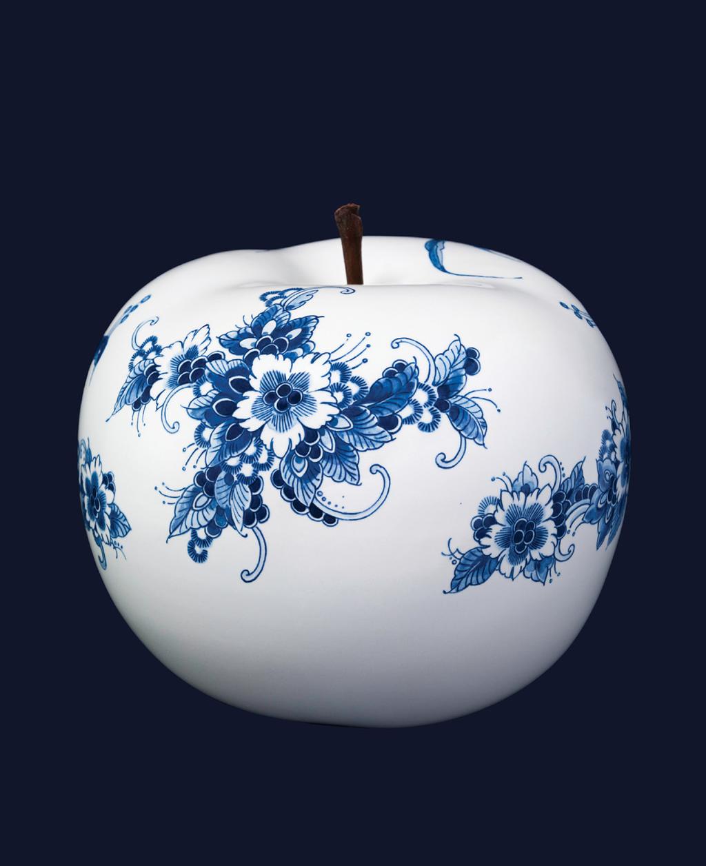 THE SERIES CUSTOM MADE 6 The Series consists of four different sizes (ø 5, 12, The variation in style and design, which is custom made 7 20 and 29 cm) ceramic apples with designs by by the master
