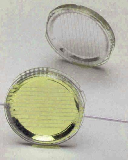 De damborddetector mirror is een 0.3 mm dikke positiegevoelige silicium oppervlaktebarrière-detector.