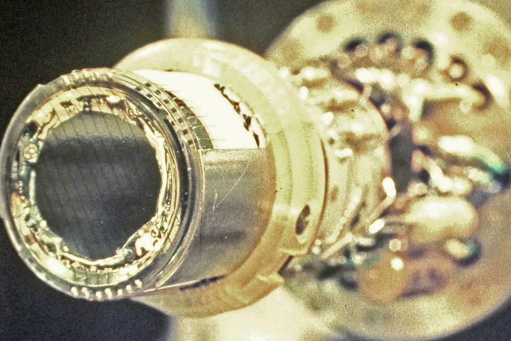 De ontwikkeling van de Damborddetector gaf aanleiding tot drie octrooien Het eerste octrooi (A) had betrekking op de productie van de detector: hoe het 0.