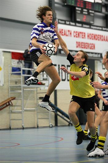 Over korfbal Één van de dingen die opvalt in korfballend Nederland is het feit dat je regelmatig ziet dat hele gezinnen dezelfde sport beoefenen.