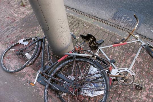 kan dichtslibben doordat ze bezet worden door fietsen zonder klaarblijkelijke eigenaar. Daarnaast dragen fietswrakken niet bij aan de gewenste uitstraling.