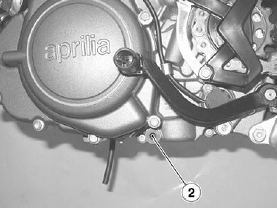 04_04 04_05 To check: THIS TYPE OF VEHICLE HAS SEPA- RATE LUBRICATION CIRCUITS FOR ENGINE AND TRANSMISSION/ CLUTCH. OIL LEVEL CHECK AND RE- PLACEMENT MUST BE CARRIED OUT FOR BOTH CIRCUITS.