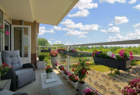 toegang tot het zonnige balkon op het