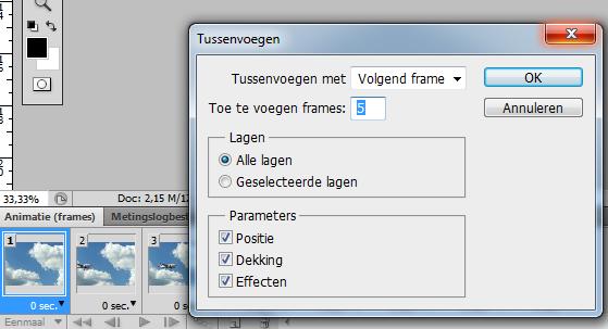 Tussenvoegen Om het vliegen geleidelijk te laten verlopen voeg je frames toe. Voeg nu tussen frame 1 en 2 vijf frames tussen.