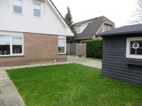 LIGGING & INDELING Tuin Door de garage