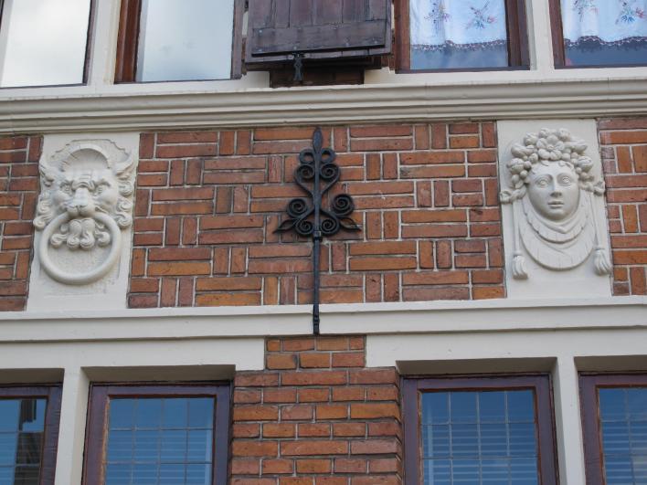 Groenen mannen en vrouwen De stad Deventer kent veel groene mannen en grotesken. Kunstzinnige vormen, vaak met een menselijk uiterlijk.