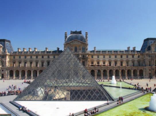 Voici l ancien palais des rois de France: le Louvre.
