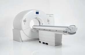 De CT-scanner Het apparaat waar dit onderzoek mee wordt gedaan bestaat uit een grote kast met een ring in het midden.