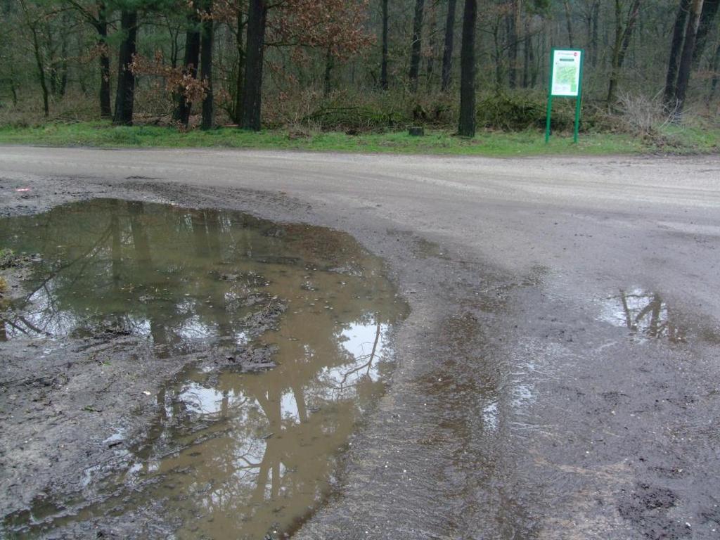 De bermkanten zijn te hoog en daardoor kan het water niet goed