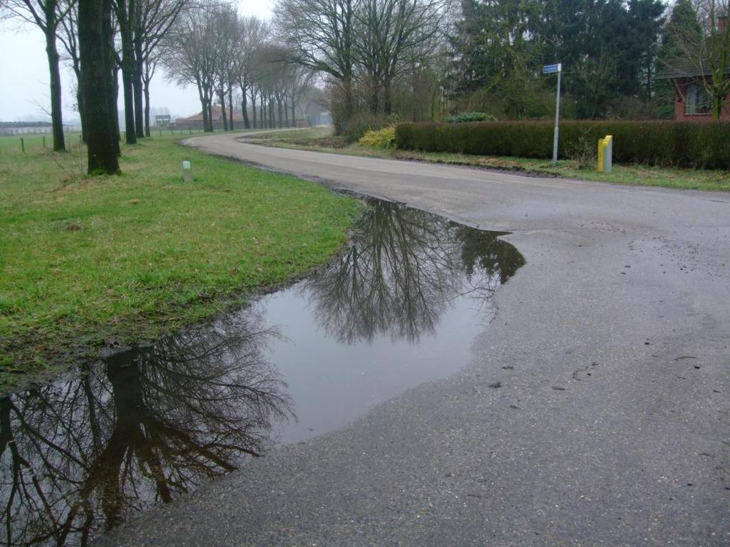 Foto 21 Schansdijk Hier kan het water ook niet weg. Misschien een nieuwe route voor de veegwagen?