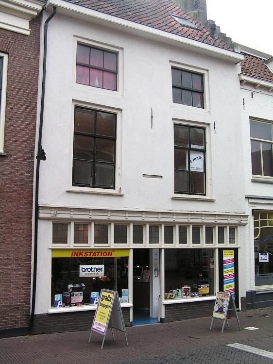 Culemborg, Tollenstraat 34 / Achterstraat 21-23 OMSCHRIJVING: In het centrum van Culemborg gelegen beleggingspand bestaande uit een verhuurde winkel met bovenwoning welke woning thans is verhuurd in