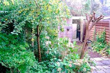 Uiteraard met openslaande deuren naar de vrij gelegen en verzorgde achtertuin met vrijstaande houten berging en achterom. De tuin grenst direct aan het park.