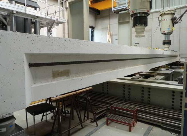 12 model van Hegger/Goertz ontleent juist de grootste bijdrage aan de weerstand aan de verticale krachtcomponent in de betondrukzone.