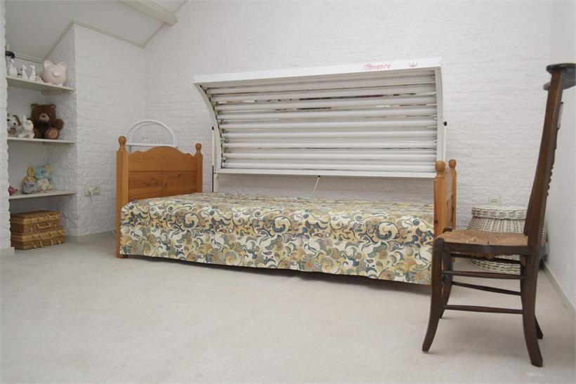 Slaapkamer II, is voorzien van vloerbedekking, schoonmetselwerk