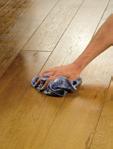 . Masseer de onderhoudsolie met een schone en droge witte pad in het hout.. Hierna de vloer volledig droog wrijven met een pluisvrije katoenen doek. Laat de vloer drogen.
