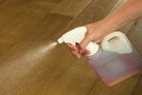 De vloer mag uur niet met water in aanraking komen! Behandel de vloer (na minstens uur tot week) met Solidfloor zeep. Zo wordt de vloer beschermt voor het inlopen van vuil.