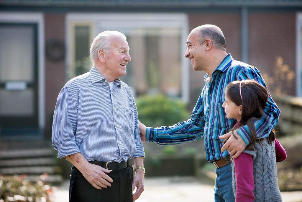 Introductie VluchtelingenWerk Nederland behartigt de belangen van vluchtelingen en asielzoekers in Nederland, vanaf het moment van binnenkomst tot en met de integratie in de Nederlandse samenleving.