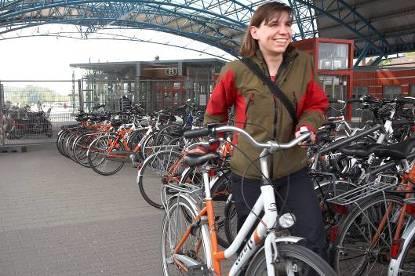 Openbaar vervoer: faciliteren Gratis treinabonnement gecombineerd met gratis bus-,tram- of metroabonnement voor het voor- en/of natraject (sinds 2010) Halle: klassieke fiets in het Fietsproject