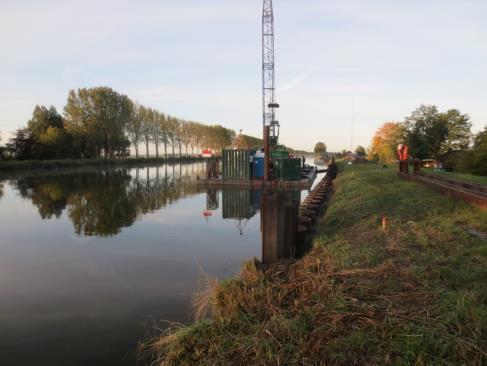 Bron 17: Kadeversterking bij Woltersum Om de kans op een kleine overstroming vanuit de kanalen zo klein mogelijk te houden kunnen de waterbeheerders meer doen dan de kades langs de kanalen versterken.