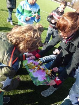 14.15 uur Kinderen van Zuiderkroon worden met de taxi bij Bikkels gebracht. Als de kinderen binnenkomen drinken en eten ze eerst een crackers met verschillende soorten beleg.