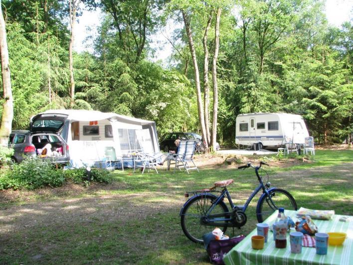 12 Camping Klein Zwitserland Camping Klein Zwitserland Camping Klein Zwitserland is een 3,5 ha grote boscamping middenin een prachtig natuurgebied.