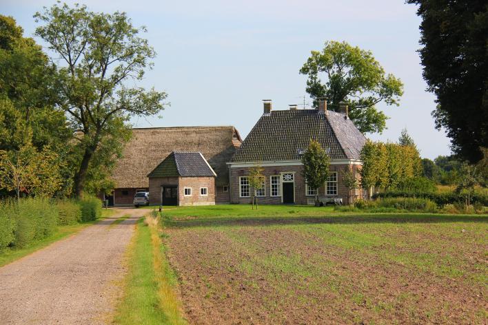 Ten Arlo Ten Arlo is ontstaan in de middeleeuwen. Het bestond toen, net als nu, uit drie groepjes met boerderijen.